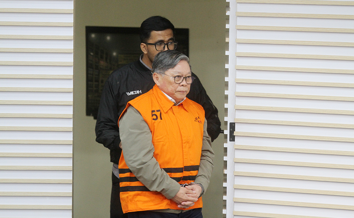 Plt Deputi Penindakan dan Eksekusi KPK Asep Guntur Rahayu (bawah kiri) bersama Juru Bicara KPK Budi Prasetyo (bawah kanan) menghadirkan tersangka kasus dugaan suap izin pemanfaatan kawasan hutan Direktur Utama PT Inhutani V Dicky Yuanda Rady (atas kedua kanan), staf perizinan PT Sungai Budi Grup Aditya (atas tengah), dan Direktur Utama PT Paramita Mulia Langgeng Djunaidi (atas kedua kiri) di Gedung Merah Putih KPK, Jakarta, Kamis (14/8/2025).(Beritanasional.com/Oke Atmaja)