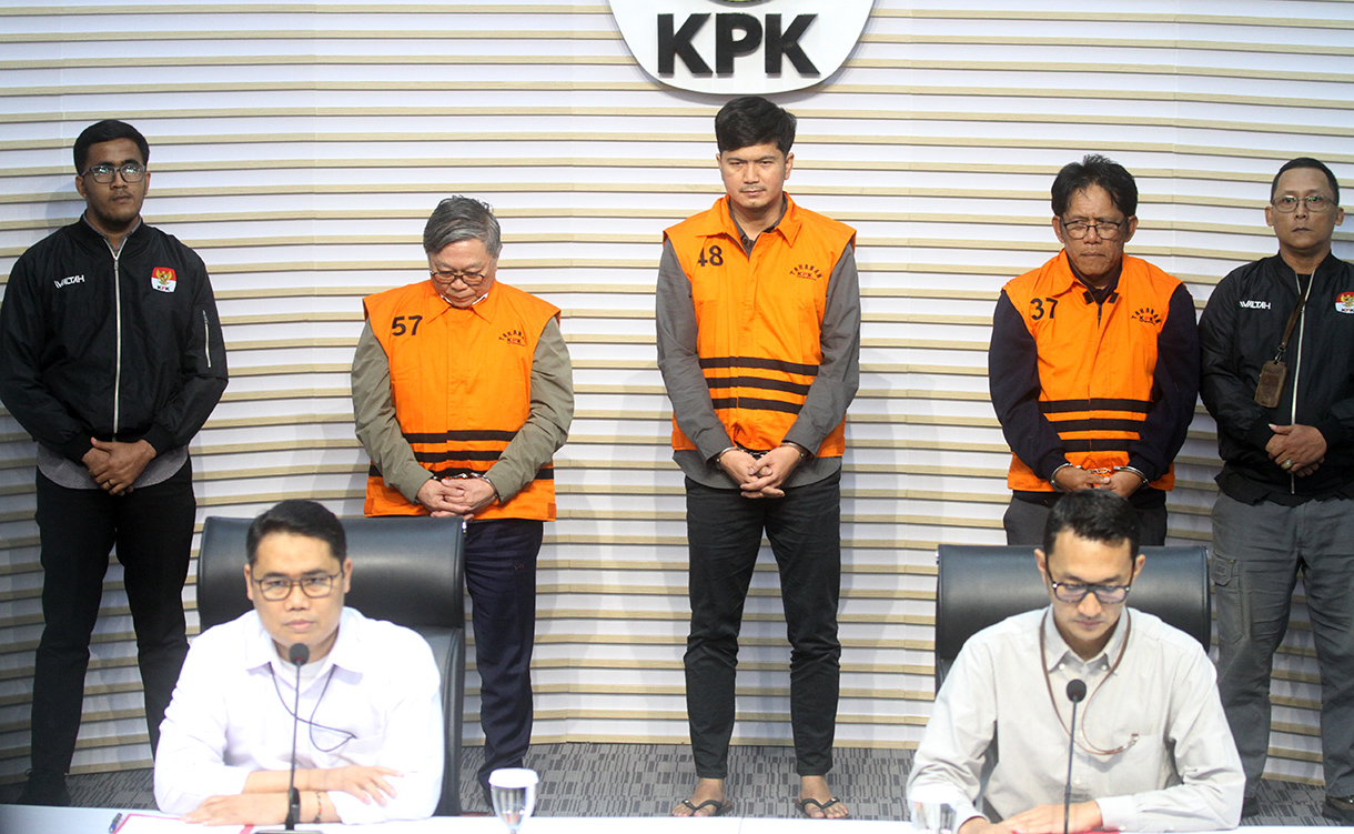 Plt Deputi Penindakan dan Eksekusi KPK Asep Guntur Rahayu (bawah kiri) bersama Juru Bicara KPK Budi Prasetyo (bawah kanan) menghadirkan tersangka kasus dugaan suap izin pemanfaatan kawasan hutan Direktur Utama PT Inhutani V Dicky Yuanda Rady (atas kedua kanan), staf perizinan PT Sungai Budi Grup Aditya (atas tengah), dan Direktur Utama PT Paramita Mulia Langgeng Djunaidi (atas kedua kiri) di Gedung Merah Putih KPK, Jakarta, Kamis (14/8/2025).(Beritanasional.com/Oke Atmaja)