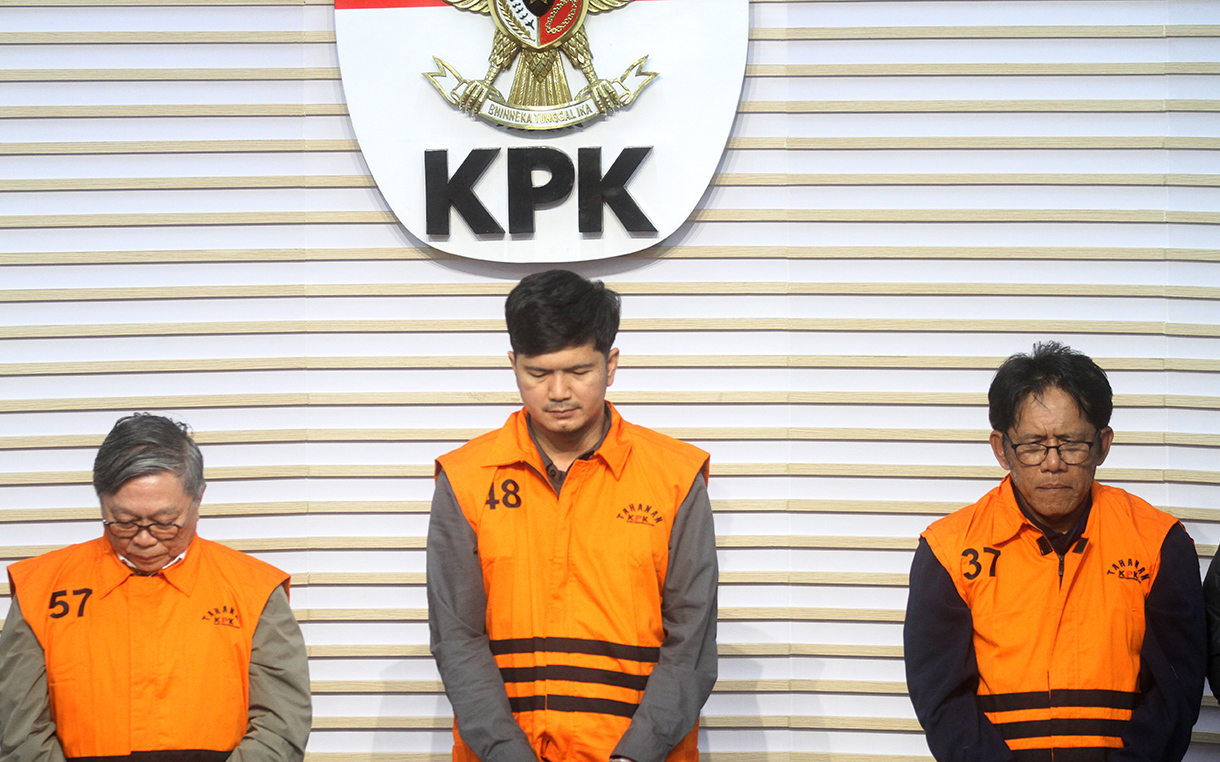Plt Deputi Penindakan dan Eksekusi KPK Asep Guntur Rahayu (bawah kiri) bersama Juru Bicara KPK Budi Prasetyo (bawah kanan) menghadirkan tersangka kasus dugaan suap izin pemanfaatan kawasan hutan Direktur Utama PT Inhutani V Dicky Yuanda Rady (atas kedua kanan), staf perizinan PT Sungai Budi Grup Aditya (atas tengah), dan Direktur Utama PT Paramita Mulia Langgeng Djunaidi (atas kedua kiri) di Gedung Merah Putih KPK, Jakarta, Kamis (14/8/2025).(Beritanasional.com/Oke Atmaja)