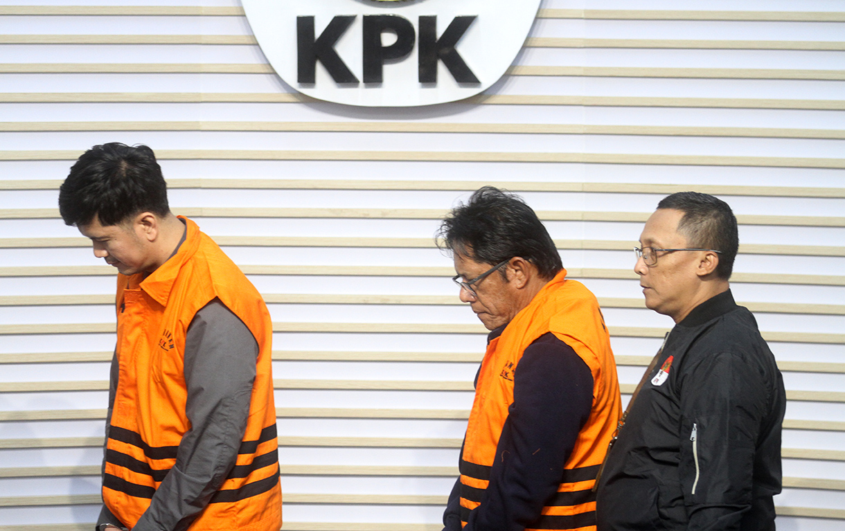 Plt Deputi Penindakan dan Eksekusi KPK Asep Guntur Rahayu (bawah kiri) bersama Juru Bicara KPK Budi Prasetyo (bawah kanan) menghadirkan tersangka kasus dugaan suap izin pemanfaatan kawasan hutan Direktur Utama PT Inhutani V Dicky Yuanda Rady (atas kedua kanan), staf perizinan PT Sungai Budi Grup Aditya (atas tengah), dan Direktur Utama PT Paramita Mulia Langgeng Djunaidi (atas kedua kiri) di Gedung Merah Putih KPK, Jakarta, Kamis (14/8/2025).(Beritanasional.com/Oke Atmaja)
