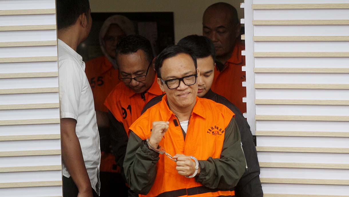Wakil Menteri Ketenagakerjaan (Wamenaker) Immanuel Ebenezer saat dihadirkan sebagai tersangka usai terjaring OTT KPK pada konferensi pers di Gedung Merah Putih KPK, Jakarta, Jumat (22/8/2025).  (Beritanasional.com/Oke Atmaja)
