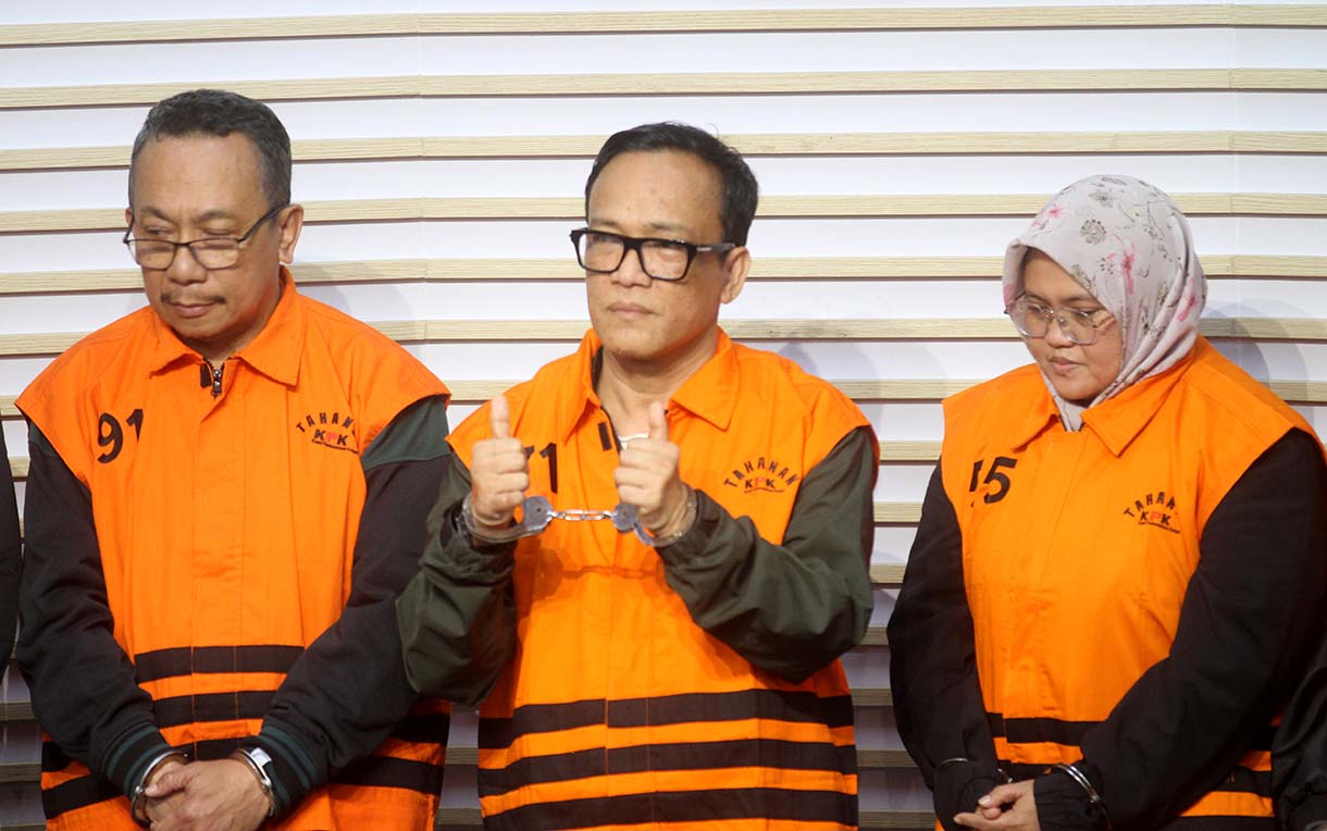 Wakil Menteri Ketenagakerjaan (Wamenaker) Immanuel Ebenezer saat dihadirkan sebagai tersangka usai terjaring OTT KPK pada konferensi pers di Gedung Merah Putih KPK, Jakarta, Jumat (22/8/2025).  (Beritanasional.com/Oke Atmaja)