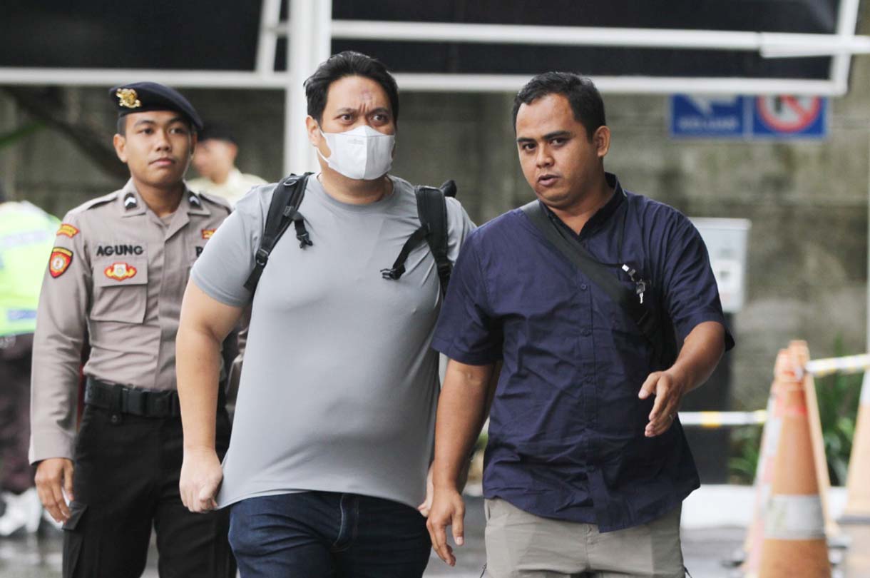 Kepala Seksi Intelijen Kejaksaan Negeri (Kejari) Hulu Sungai Utara (HSU) Asis Budianto tiba di Gedung Merah Putih KPK usai terjaring operasi tangkap tangan (OTT), Jakarta, Jumat (19/12/2025).  (Beritanasional.com/HO/Oke Atmaja)