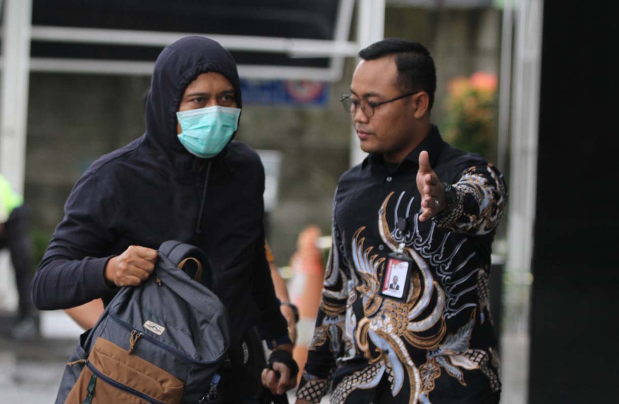 Kepala Seksi Intelijen Kejaksaan Negeri (Kejari) Hulu Sungai Utara (HSU) Asis Budianto tiba di Gedung Merah Putih KPK usai terjaring operasi tangkap tangan (OTT), Jakarta, Jumat (19/12/2025).  (Beritanasional.com/HO/Oke Atmaja)