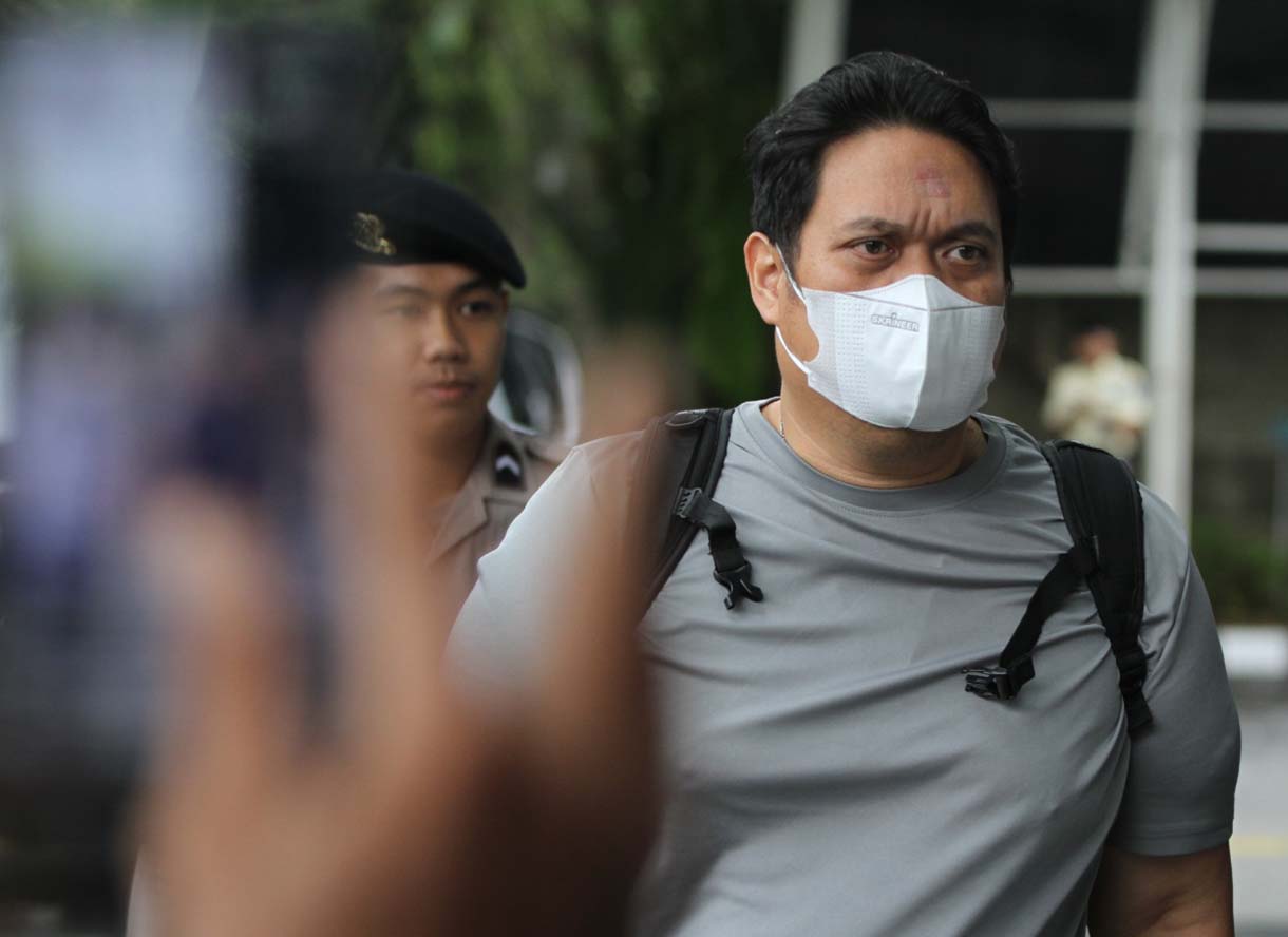 Kepala Seksi Intelijen Kejaksaan Negeri (Kejari) Hulu Sungai Utara (HSU) Asis Budianto tiba di Gedung Merah Putih KPK usai terjaring operasi tangkap tangan (OTT), Jakarta, Jumat (19/12/2025).  (Beritanasional.com/HO/Oke Atmaja)