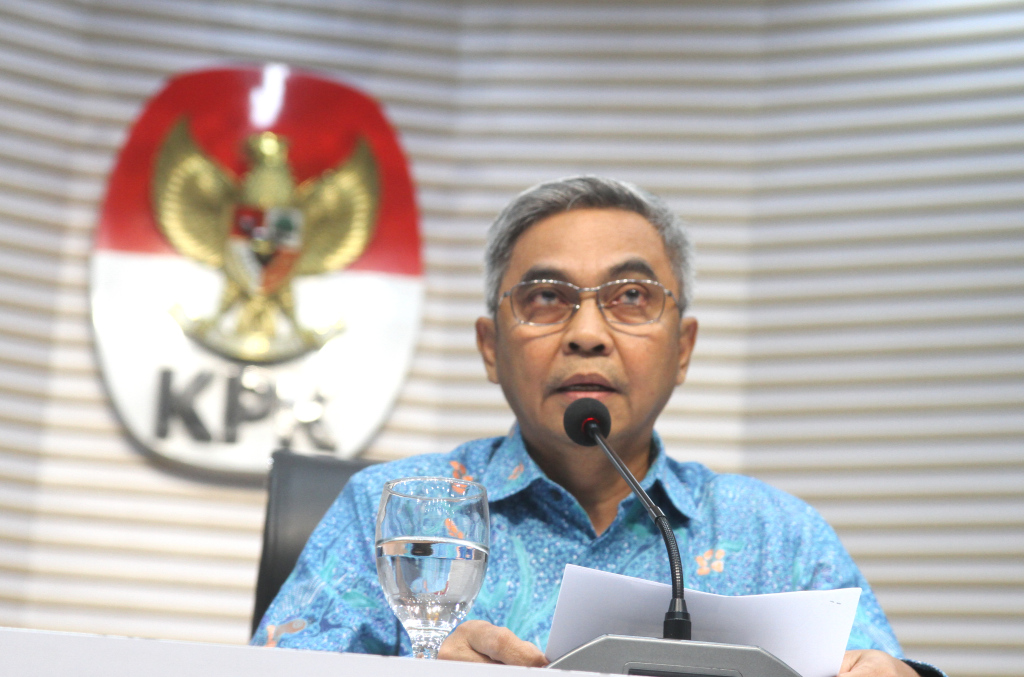 Ketua KPK Setyo Budiyanto (tengah), menyampaikan penetetapan tersangka atas Sekjen PDIP Hasto Kristiyanto, saat konferensi pers, di Gedung Merah Putih KPK, Jakarta, Selasa (24/12/2024).  (Berita Nasional.com/Oke Atmaja)