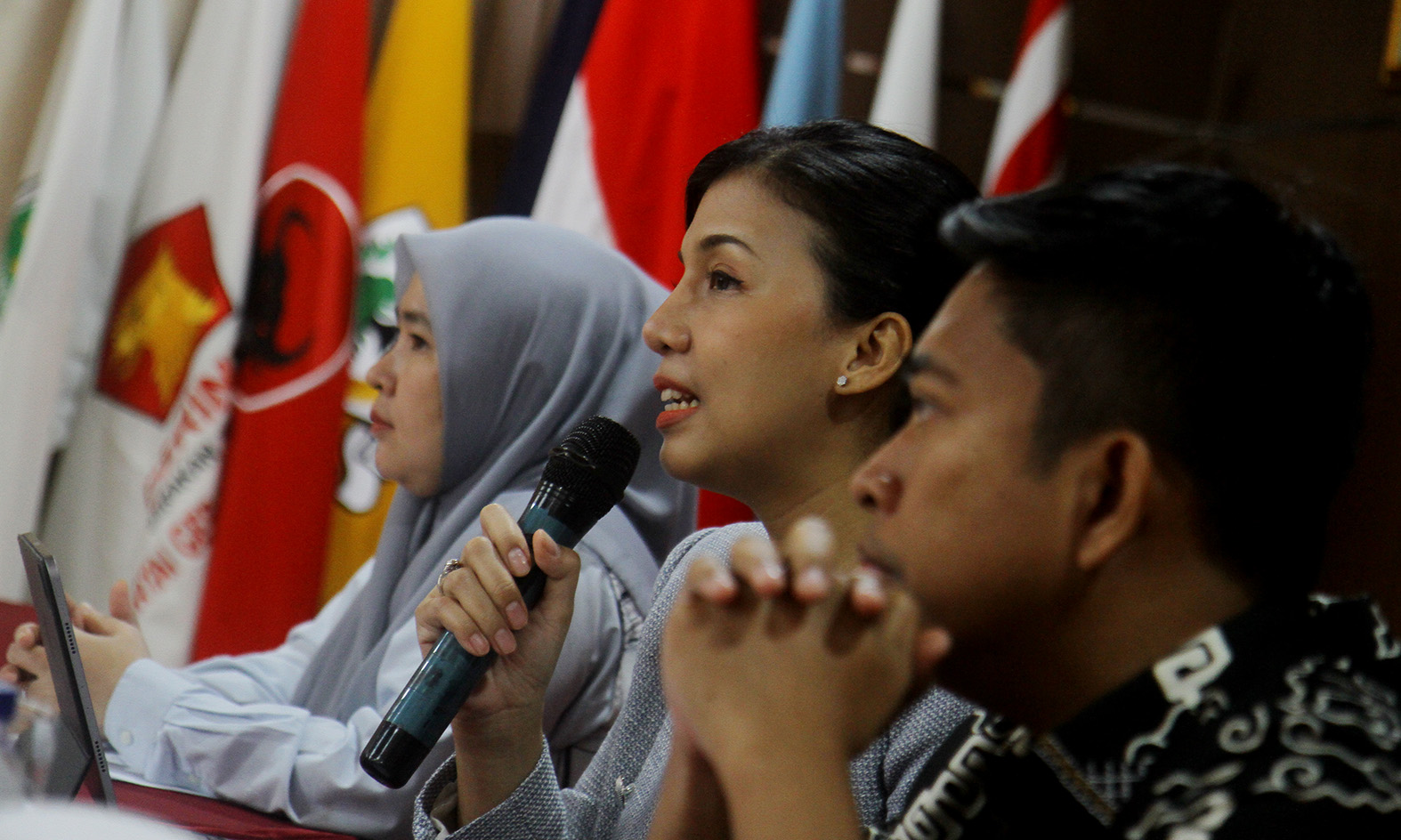 Anggota KPU DKI Divisi Sosialisasi, Pendidikan Pemilih, dan Partisipasi Masyarakat Astri Megatari memberikan keterangan pers di kantor KPU DKI Jakarta, Jakarta, Selasa (16/4/2024).(BeritaNasional.com/Oke Atmaja)