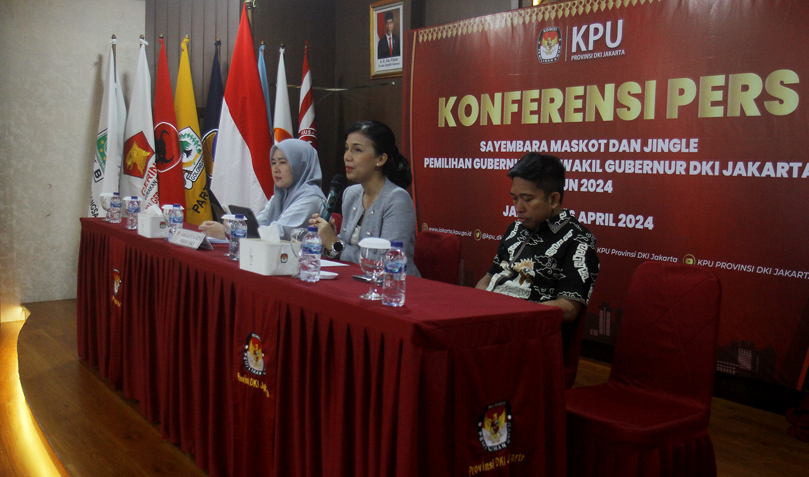 Anggota KPU DKI Divisi Sosialisasi, Pendidikan Pemilih, dan Partisipasi Masyarakat Astri Megatari memberikan keterangan pers di kantor KPU DKI Jakarta, Jakarta, Selasa (16/4/2024).(BeritaNasional.com/Oke Atmaja)