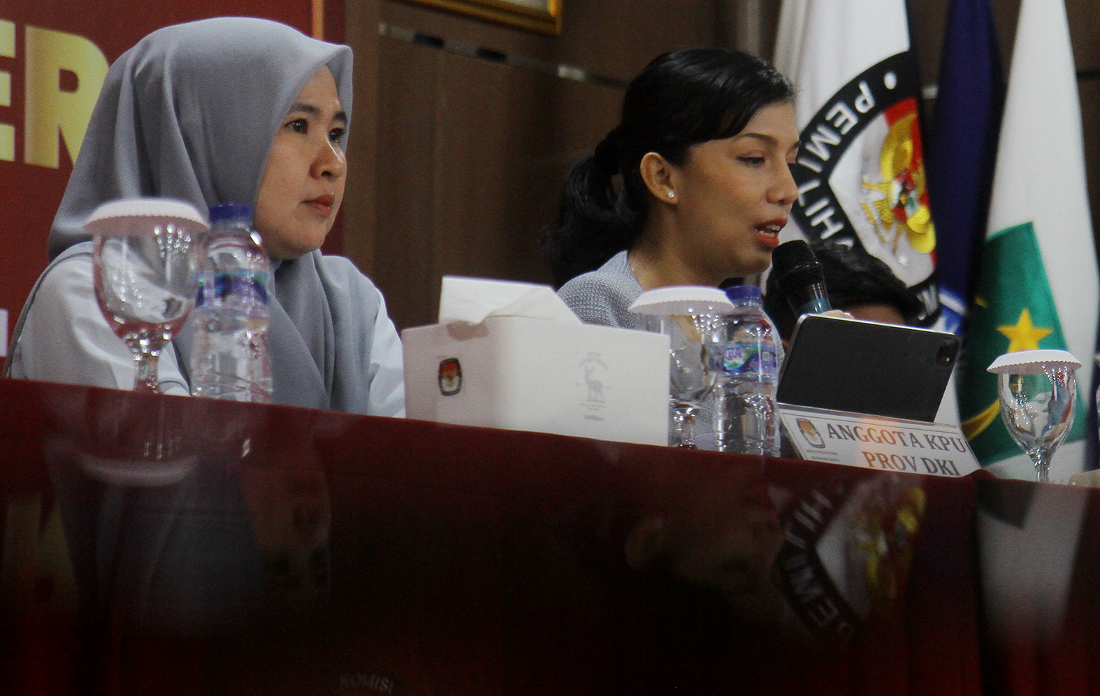 Anggota KPU DKI Divisi Sosialisasi, Pendidikan Pemilih, dan Partisipasi Masyarakat Astri Megatari memberikan keterangan pers di kantor KPU DKI Jakarta, Jakarta, Selasa (16/4/2024).(BeritaNasional.com/Oke Atmaja)