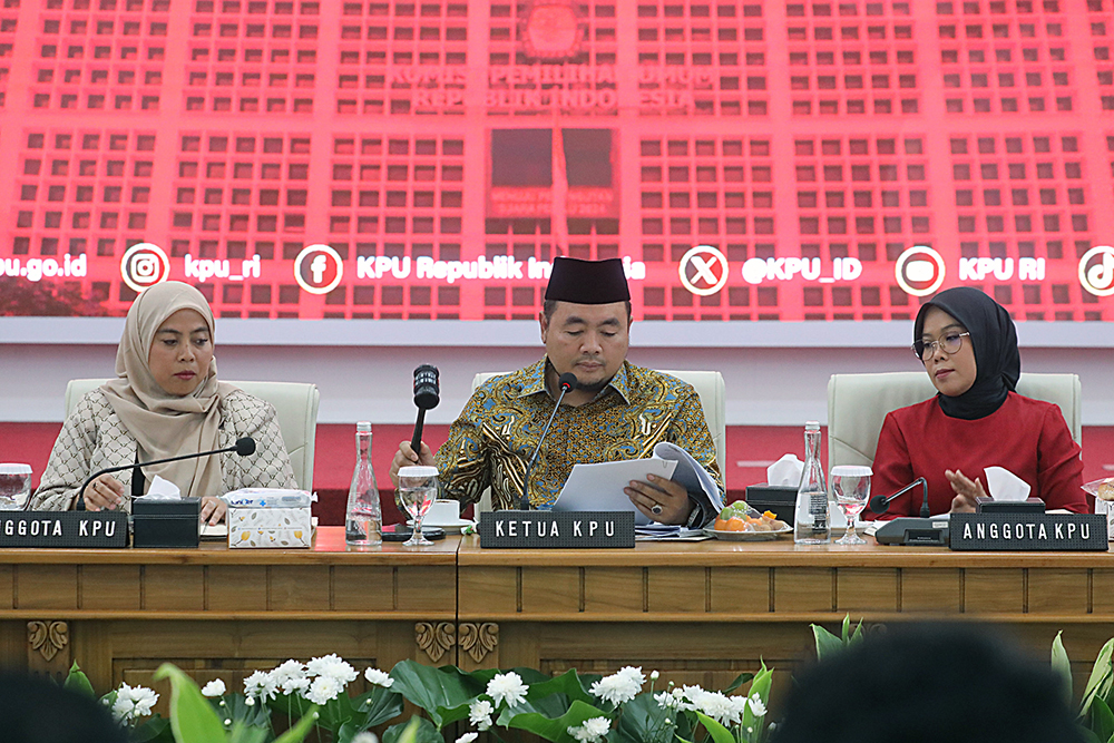 Ketua KPU Mochammad Afifuddin (tengah) didampingi Anggota KPU Parsadaan Harahap (kiri), Yulianto Sudrajat (kedua kiri), Betty Epsilon Idroos (ketiga kiri), Iffa Rosita (ketiga kanan), Idham Holik (kedua kanan), dan August Mellaz (kanan) memimpin rapat pleno terbuka penetapan rekapitulasi Pemutakhiran Data Pemilih Berkelanjutan (PDPB) tingkat nasional semester II tahun 2025 di Gedung KPU RI, Jakarta. (BeritaNasional/Elvis Sendouw)