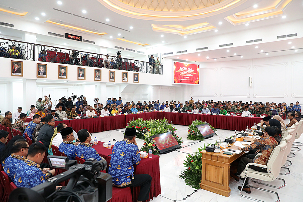 Ketua KPU Mochammad Afifuddin (tengah) didampingi Anggota KPU Parsadaan Harahap (kiri), Yulianto Sudrajat (kedua kiri), Betty Epsilon Idroos (ketiga kiri), Iffa Rosita (ketiga kanan), Idham Holik (kedua kanan), dan August Mellaz (kanan) memimpin rapat pleno terbuka penetapan rekapitulasi Pemutakhiran Data Pemilih Berkelanjutan (PDPB) tingkat nasional semester II tahun 2025 di Gedung KPU RI, Jakarta. (BeritaNasional/Elvis Sendouw)