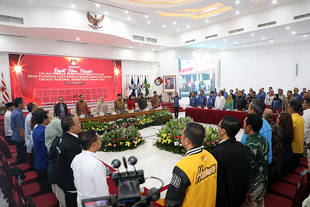 Ketua KPU Mochammad Afifuddin (tengah) didampingi Anggota KPU Parsadaan Harahap (kiri), Yulianto Sudrajat (kedua kiri), Betty Epsilon Idroos (ketiga kiri), Iffa Rosita (ketiga kanan), Idham Holik (kedua kanan), dan August Mellaz (kanan) memimpin rapat pleno terbuka penetapan rekapitulasi Pemutakhiran Data Pemilih Berkelanjutan (PDPB) tingkat nasional semester II tahun 2025 di Gedung KPU RI, Jakarta. (BeritaNasional/Elvis Sendouw)