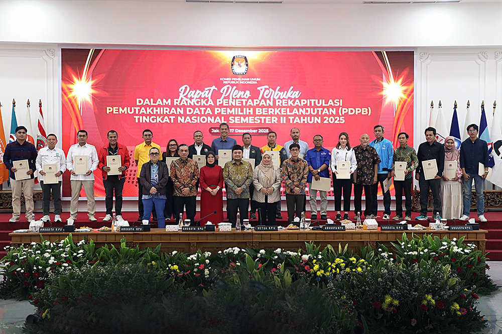 Ketua KPU Mochammad Afifuddin (tengah) didampingi Anggota KPU Parsadaan Harahap (kiri), Yulianto Sudrajat (kedua kiri), Betty Epsilon Idroos (ketiga kiri), Iffa Rosita (ketiga kanan), Idham Holik (kedua kanan), dan August Mellaz (kanan) memimpin rapat pleno terbuka penetapan rekapitulasi Pemutakhiran Data Pemilih Berkelanjutan (PDPB) tingkat nasional semester II tahun 2025 di Gedung KPU RI, Jakarta. (BeritaNasional/Elvis Sendouw)