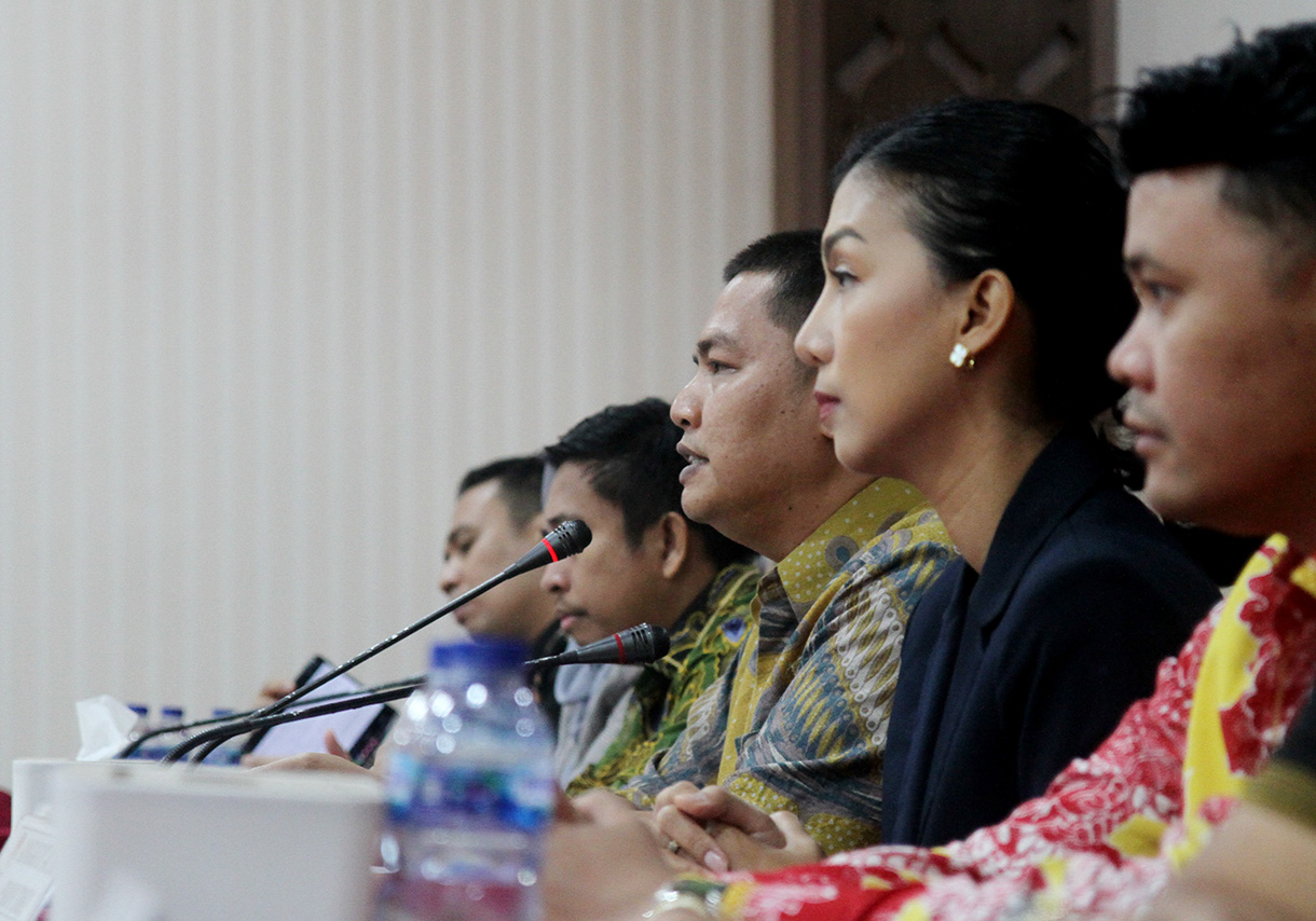 Ketua KPUD DKI Jakarta, Wahyu Dinata (tengah) memberikan keterangan pers di kantor KPU DKI Jakarta,Sabtu (24/8/2024). (BeritaNasional.com/ Oke Atmaja)