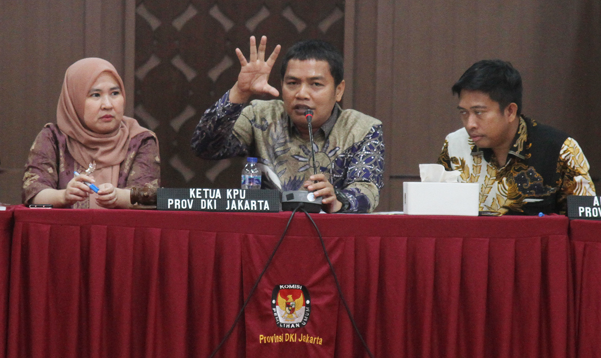 Ketua KPU DKI Jakarta Wahyu Dinata (kiri) memberikan surat penetapan pasangan calon peserta Pilgub DKI Jakarta kepada Ketua tim pemenangan Calon Gubernur Pramono Anung- Calon Wakil Gubernur Rano Karno, Lies Hartono alis Cak Lontong (kanan) di Salemba, Jakarta Pusat, Minggu (22/9/2024).  (BeritaNasional.com/ Oke Atmaja)