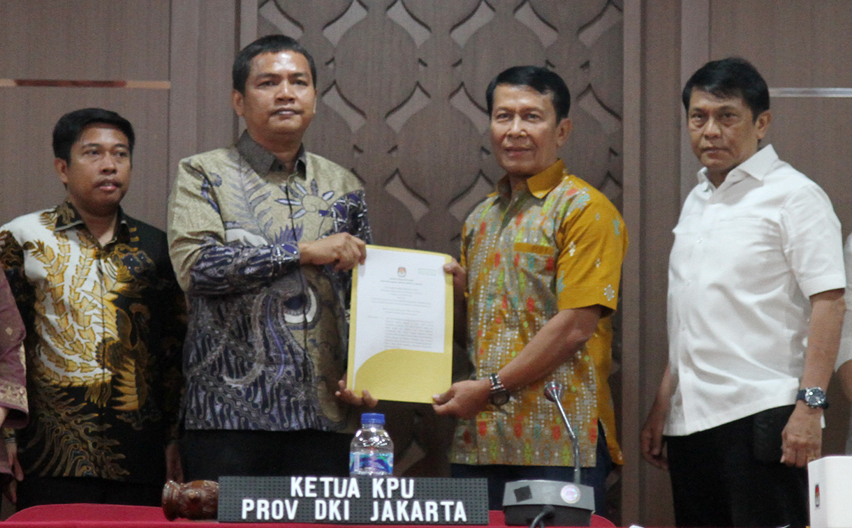 Ketua KPU DKI Jakarta Wahyu Dinata (kiri) memberikan surat penetapan pasangan calon peserta Pilgub DKI Jakarta kepada Ketua tim pemenangan Calon Gubernur Pramono Anung- Calon Wakil Gubernur Rano Karno, Lies Hartono alis Cak Lontong (kanan) di Salemba, Jakarta Pusat, Minggu (22/9/2024).  (BeritaNasional.com/ Oke Atmaja)