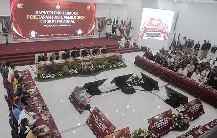 Ketua Komisi Pemilihan Umum (KPU) Hasyim Asy'ari membacakan berita acara penetapan hasil penghitungan perolehan suara Pemilu 2024 tingkat nasional di Gedung KPU, Jakarta, Rabu (20/3/2024). (IndonesiaGlobe/Oke Atmaja)