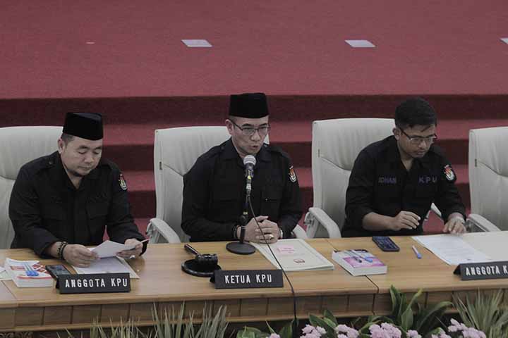 Ketua Komisi Pemilihan Umum (KPU) Hasyim Asy'ari membacakan berita acara penetapan hasil penghitungan perolehan suara Pemilu 2024 tingkat nasional di Gedung KPU, Jakarta, Rabu (20/3/2024). (IndonesiaGlobe/Oke Atmaja)