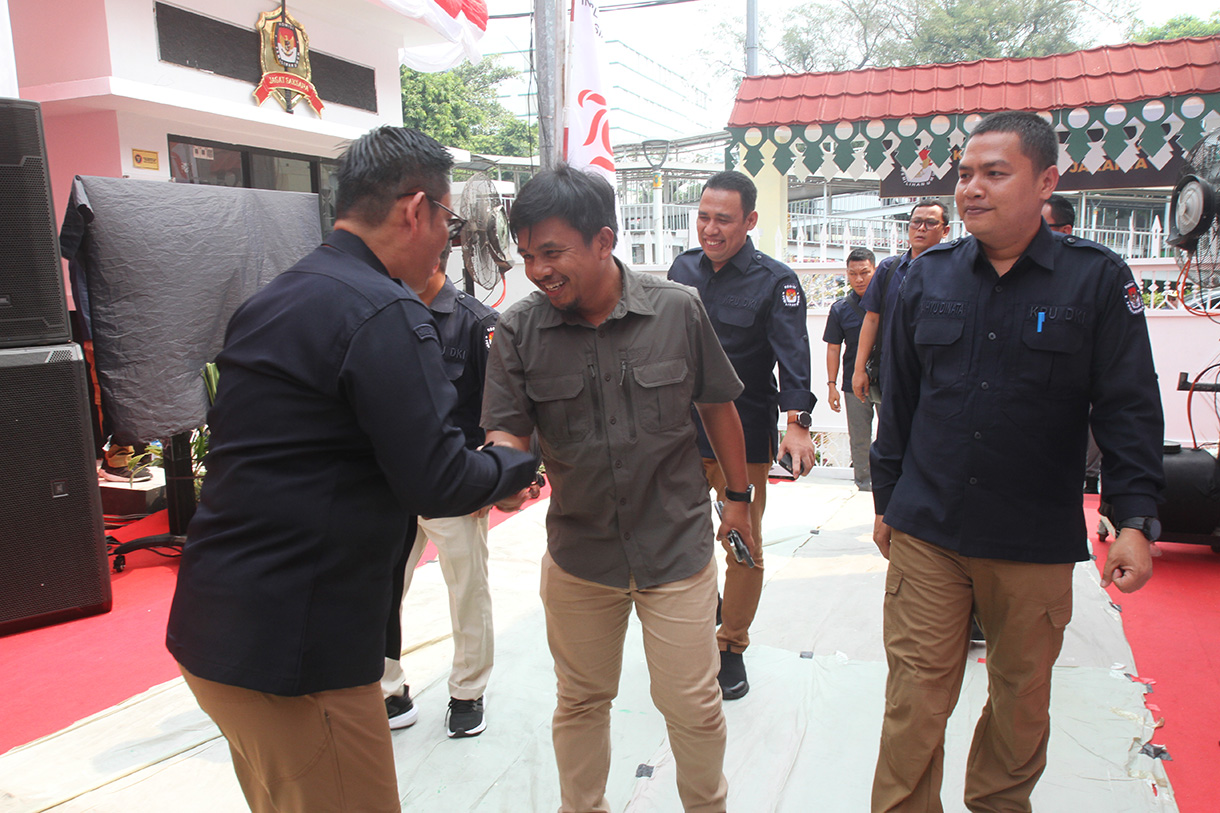 Ketua Divisi Teknis KPU Idham Holik (tengah) didampingi Ketua KPU DKI Jakarta Wahyu Dinata (kiri) beserta jajaran berjalan meninggalkan Kantor KPU DKI Jakarta pada hari pertama pendaftaran pasangan bakal calon gubernur dan wakil gubernur di Kantor KPU DKI Jakarta, Selasa (27/082024). (BeritaNasional.com/ Oke Atmaja)