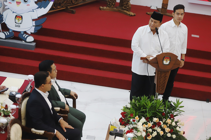 Prabowo-Gibran menerima surat penetapan calon presiden terpilih dari Ketua KPU Hasyim Asy'ari .