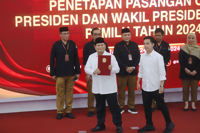 Prabowo-Gibran menerima surat penetapan calon presiden terpilih dari Ketua KPU Hasyim Asy'ari .