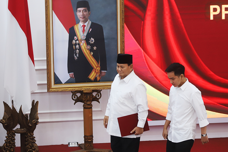 Prabowo-Gibran menerima surat penetapan calon presiden terpilih dari Ketua KPU Hasyim Asy'ari .