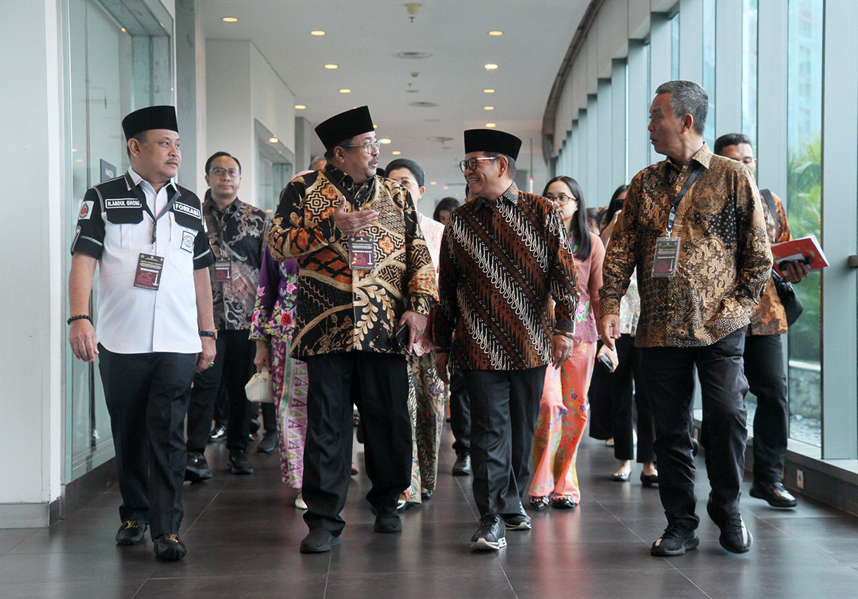 Ketua Komisi Pemilihan Umum (KPU) DKI Jakarta Wahyu Dinata (kelima kanan) menyerahkan berkas salinan keputusan kepada Gubernur terpilih DKI Jakarta Pramono Anung (ketiga kiri) pada Rapat Pleno Terbuka Penetapan Pasangan Calon Terpilih Pemilihan Gubernur dan Wakil Gubernur DKI Jakarta Tahun 2024 di Jakarta, Kamis (9/1/2025). (BeritaNasional.com/ Oke Atmaja)