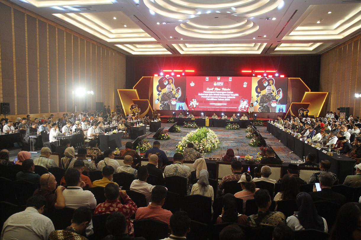 Ketua Komisi Pemilihan Umum (KPU) DKI Jakarta Wahyu Dinata (kelima kanan) menyerahkan berkas salinan keputusan kepada Gubernur terpilih DKI Jakarta Pramono Anung (ketiga kiri) pada Rapat Pleno Terbuka Penetapan Pasangan Calon Terpilih Pemilihan Gubernur dan Wakil Gubernur DKI Jakarta Tahun 2024 di Jakarta, Kamis (9/1/2025). (BeritaNasional.com/ Oke Atmaja)