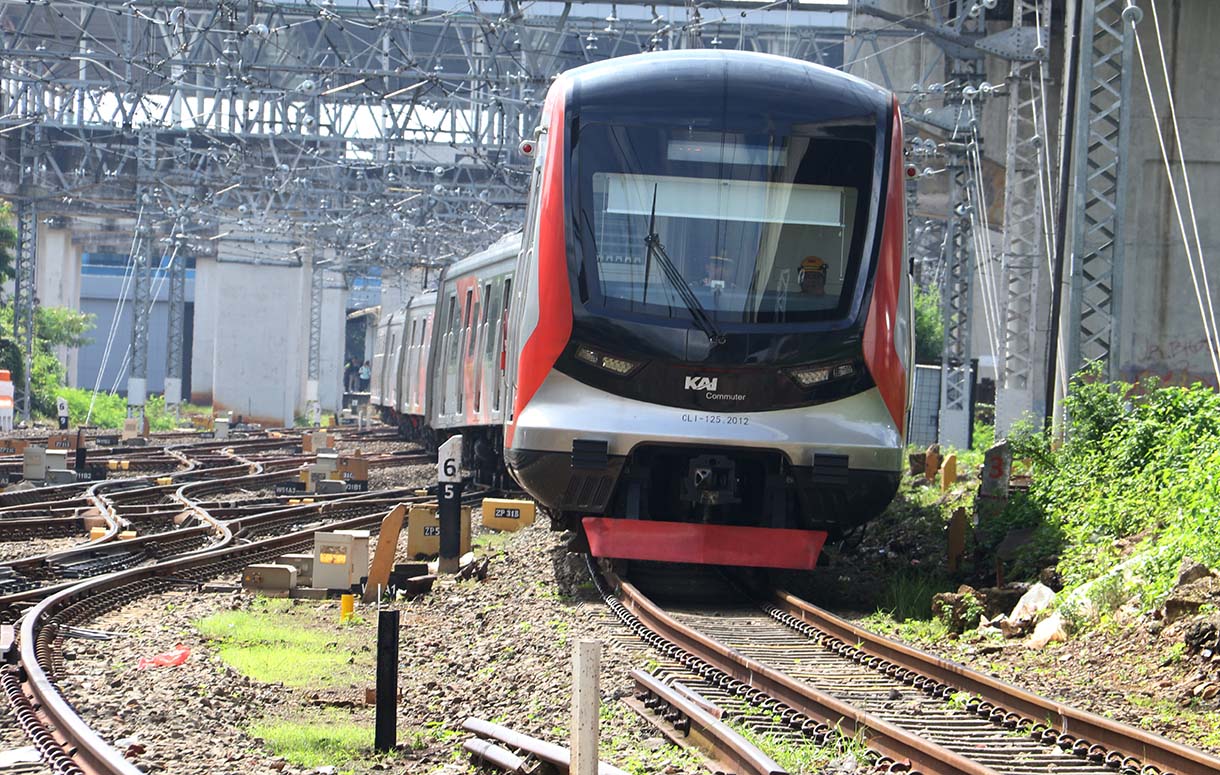 Commuter Line melintas di Kawasan Stasiun Manggarai, Jakarta, Selasa (3/2/2026).  (Beritanasional.com/Oke Atmaja)