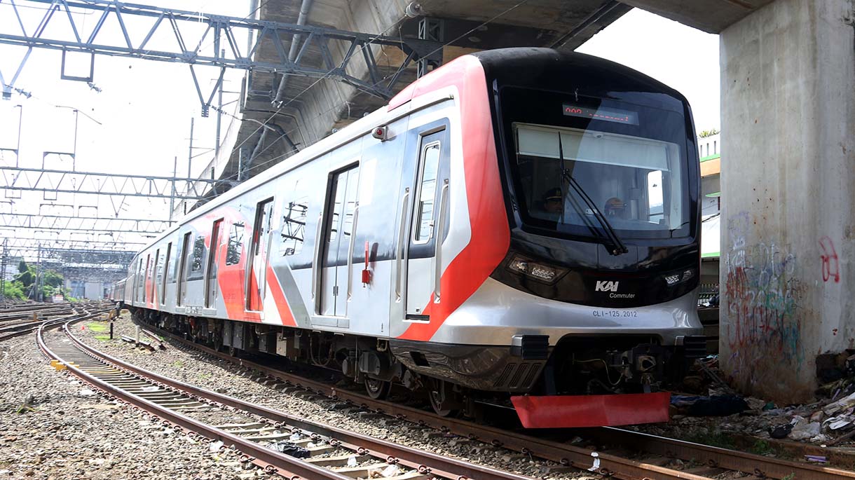 Commuter Line melintas di Kawasan Stasiun Manggarai, Jakarta, Selasa (3/2/2026).  (Beritanasional.com/Oke Atmaja)