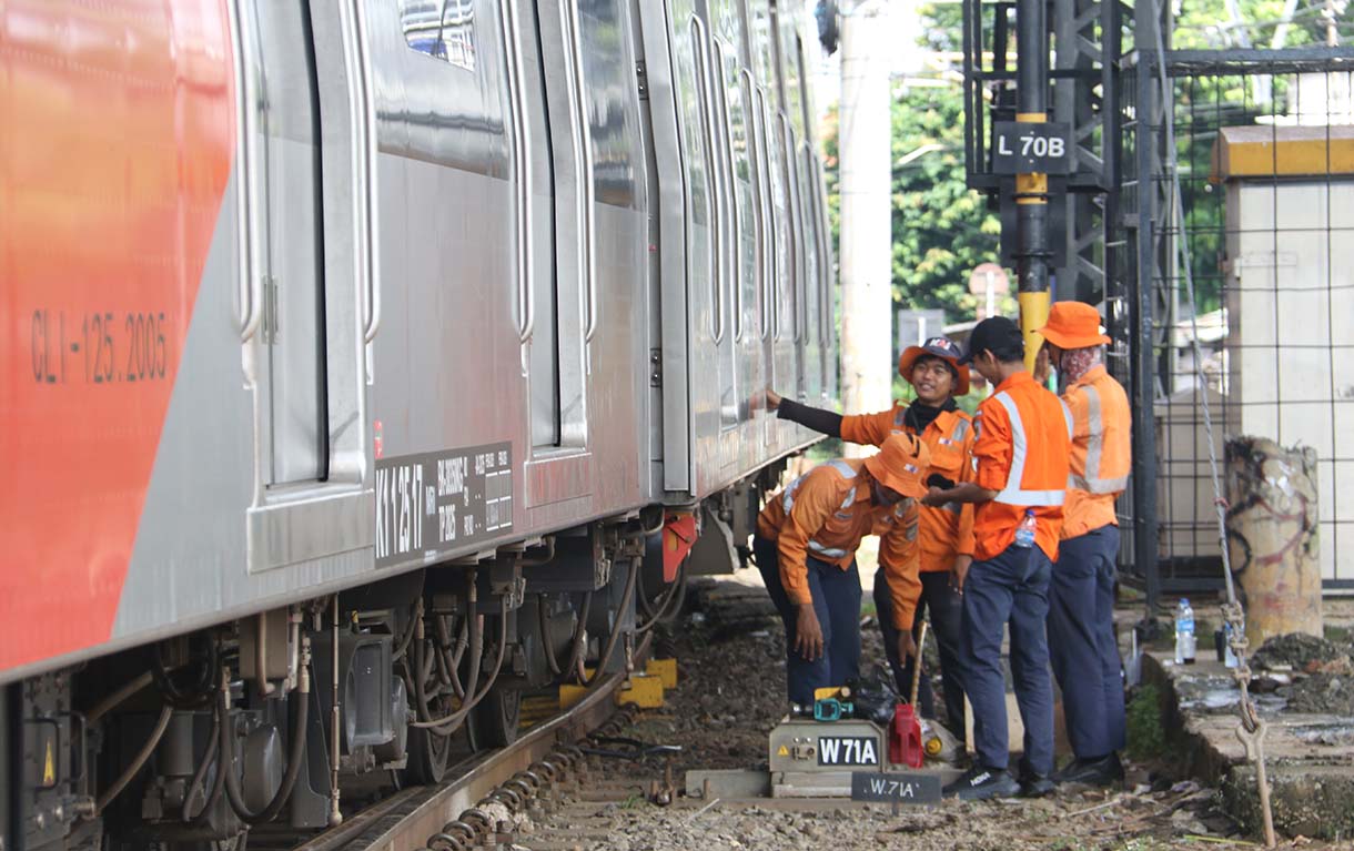 Commuter Line melintas di Kawasan Stasiun Manggarai, Jakarta, Selasa (3/2/2026).  (Beritanasional.com/Oke Atmaja)