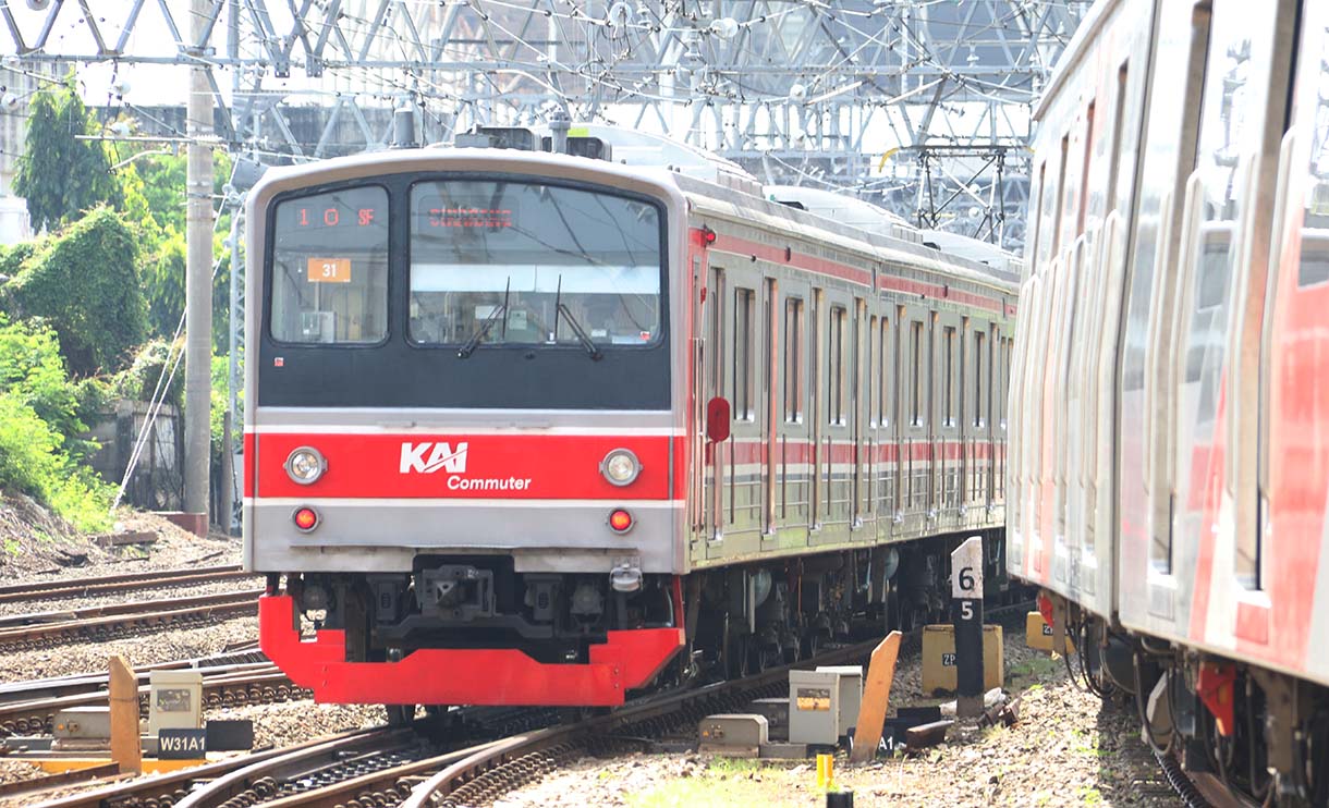 Commuter Line melintas di Kawasan Stasiun Manggarai, Jakarta, Selasa (3/2/2026).  (Beritanasional.com/Oke Atmaja)