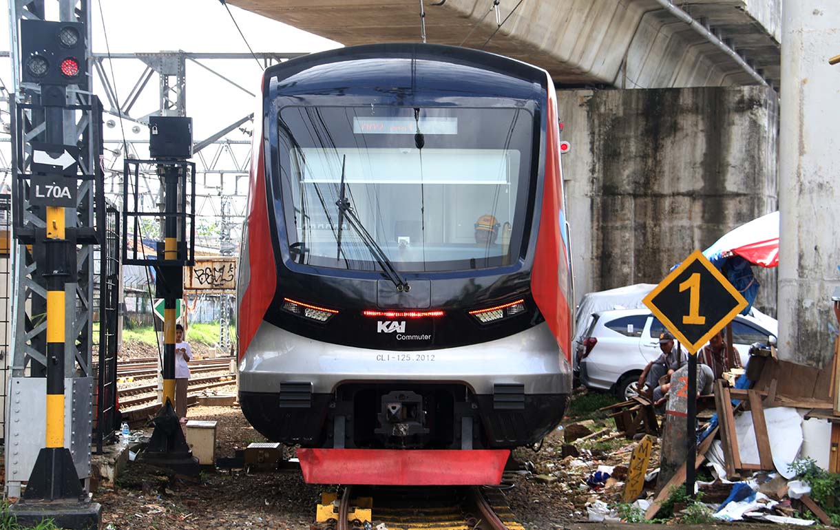 Commuter Line melintas di Kawasan Stasiun Manggarai, Jakarta, Selasa (3/2/2026).  (Beritanasional.com/Oke Atmaja)
