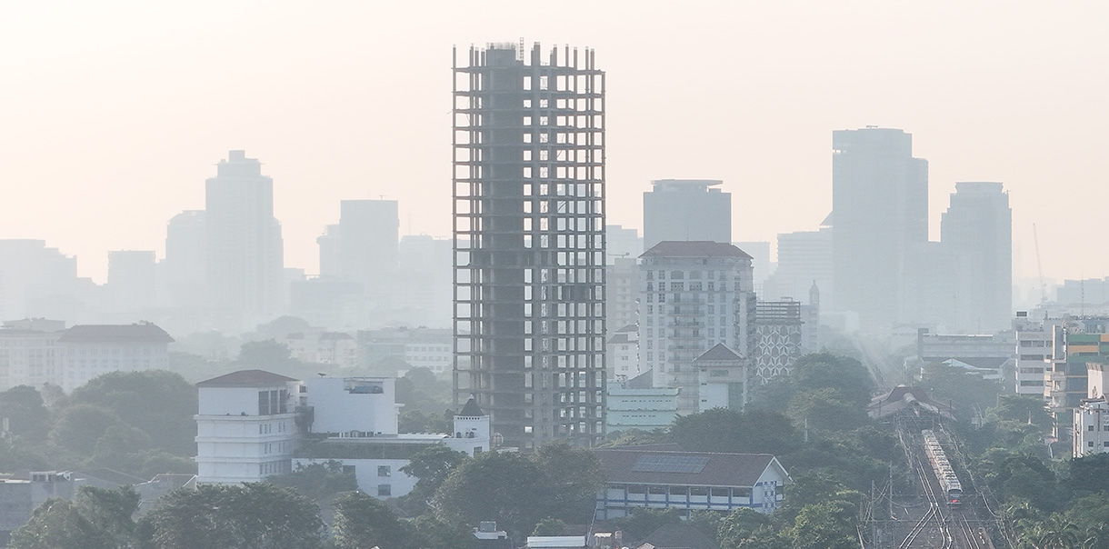 Kabut polusi udara menyelimuti kawasan di Jakarta, Kamis(16/7/2026).  (Beritanasional.com/Oke Atmaja)