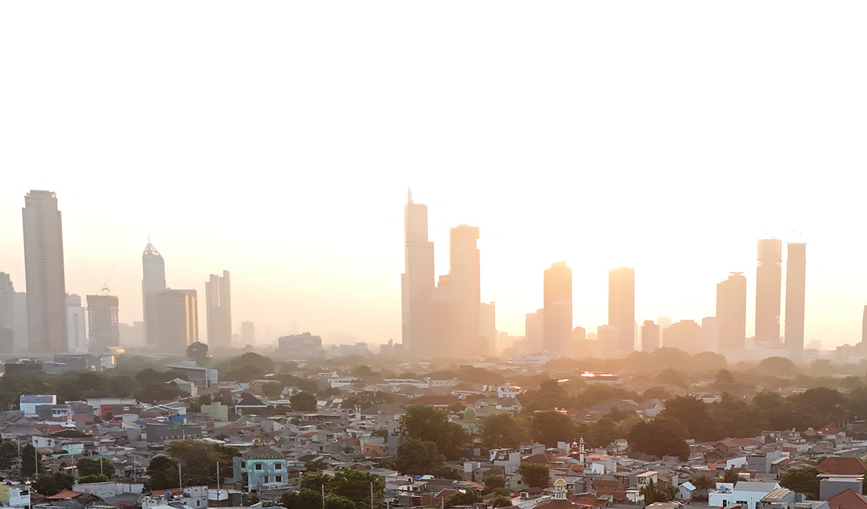 Kabut polusi udara menyelimuti kawasan di Jakarta, Kamis(16/7/2026).  (Beritanasional.com/Oke Atmaja)