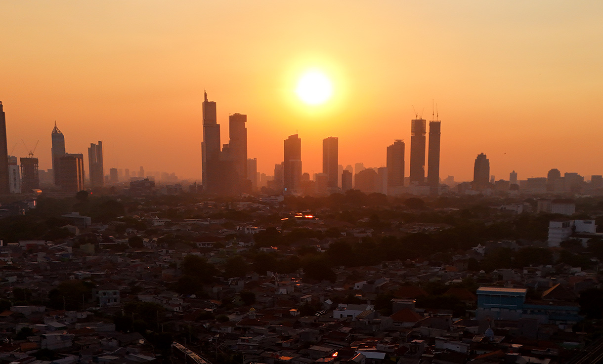 Kabut polusi udara menyelimuti kawasan di Jakarta, Kamis(16/7/2026).  (Beritanasional.com/Oke Atmaja)