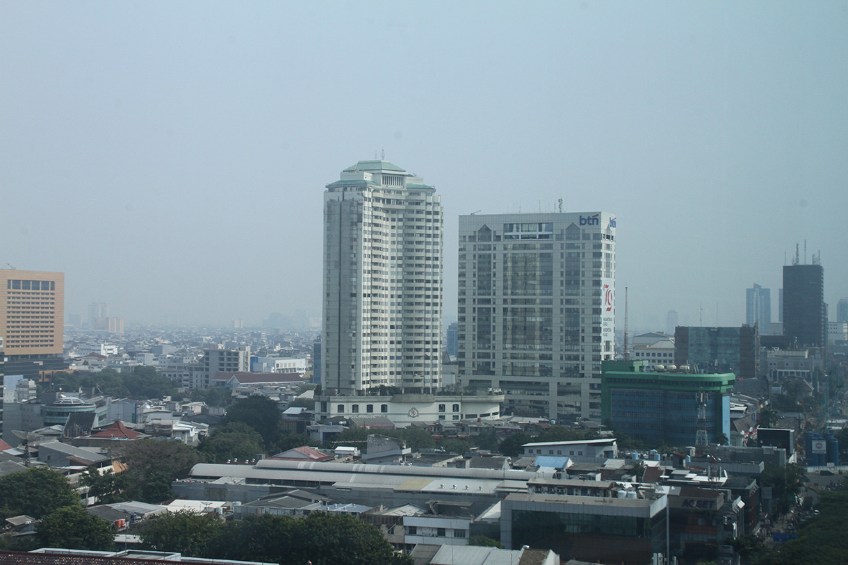 Suasana Monas yang tertutup polusi di Jakarta, Kamis(8/8/2024). (BeritaNasional.com/Oke Atmaja)