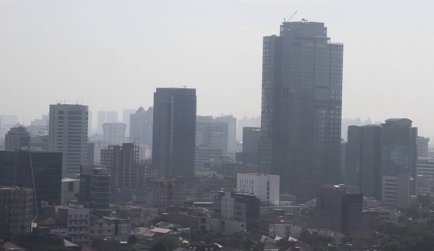 Polusi udara menyelimuti Gedung bertingkat di Kawasan Monumen Nasional, Jakarta, Rabu (19/6/2024). (BeritaNasional.Com/Oke Atmaja)