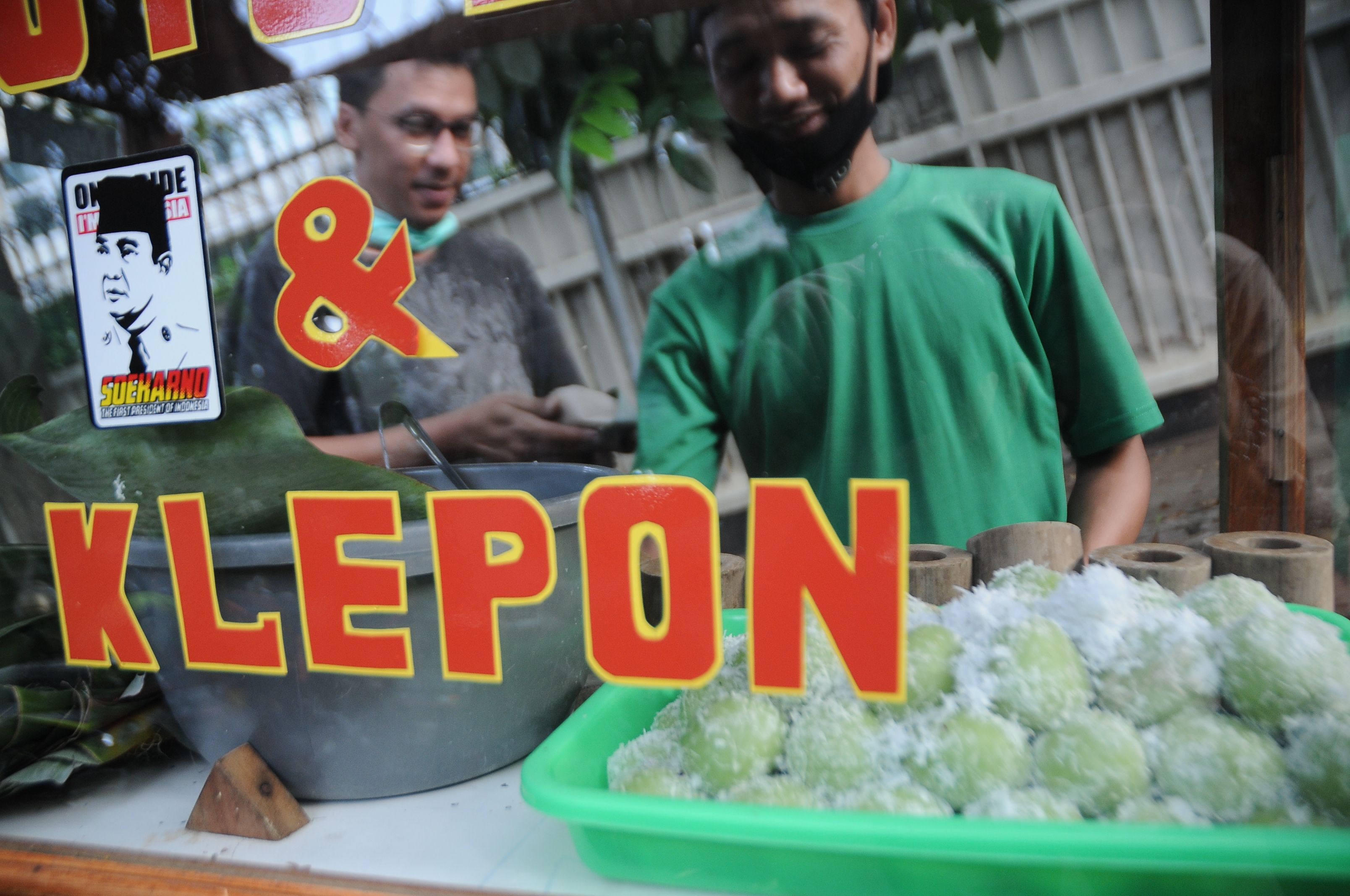 Klepon menjadi menu jajanan buka puasa. (BeritaNasional/Elvis Sendouw)