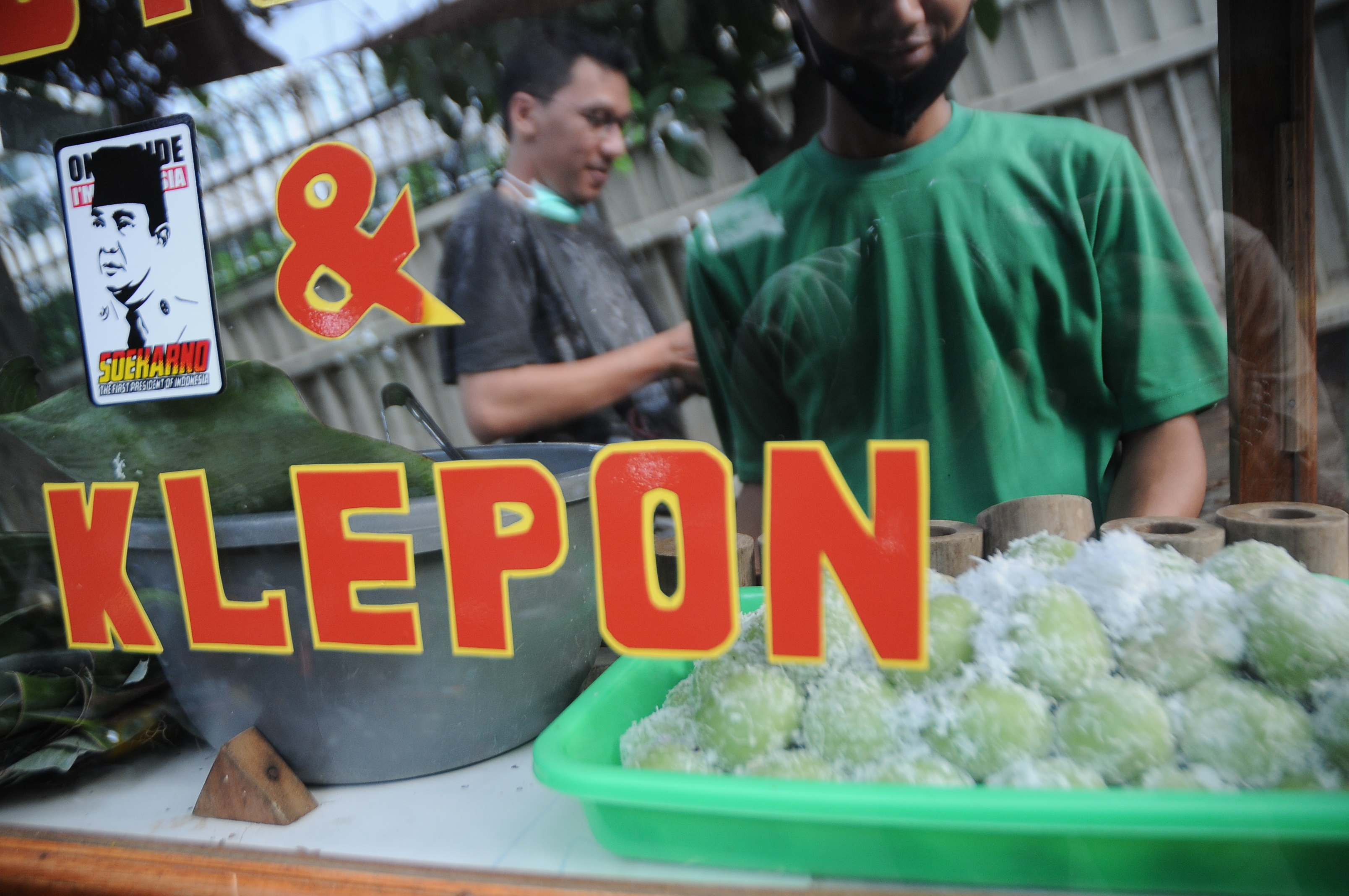 Klepon menjadi menu jajanan buka puasa. (BeritaNasional/Elvis Sendouw)