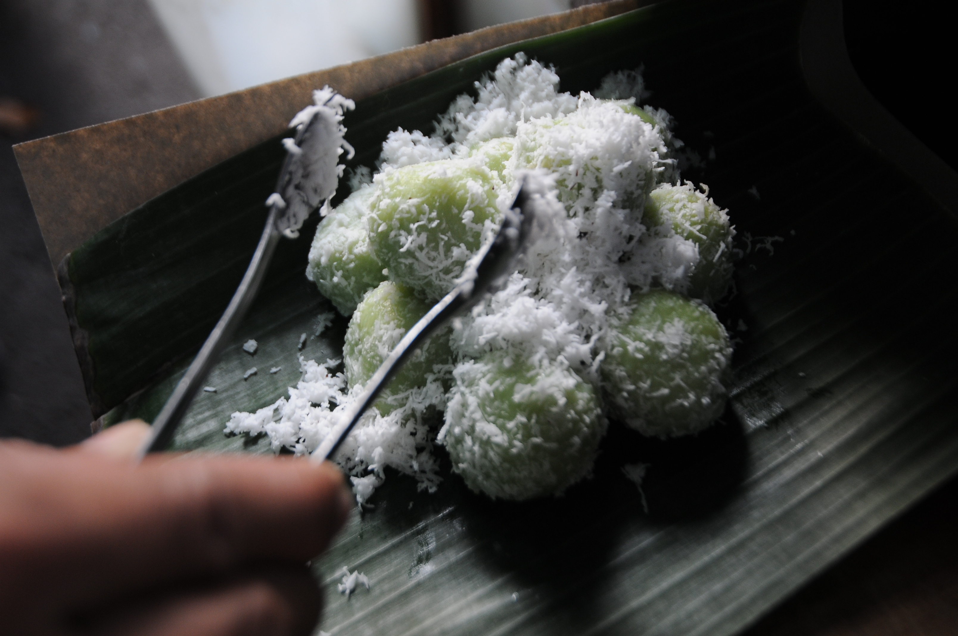 Klepon menjadi menu jajanan buka puasa. (BeritaNasional/Elvis Sendouw)