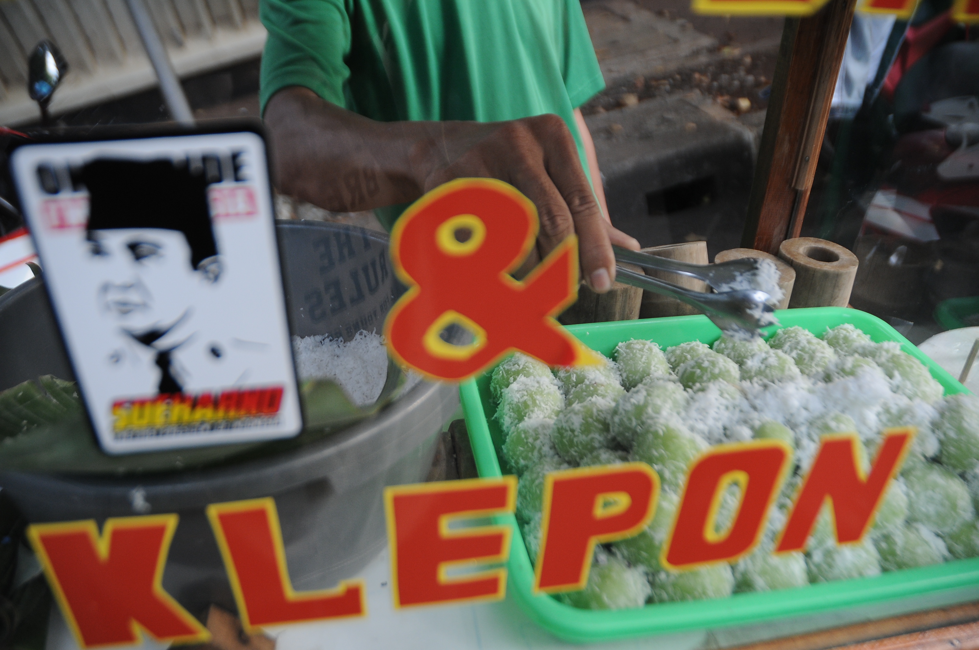 Klepon menjadi menu jajanan buka puasa. (BeritaNasional/Elvis Sendouw)