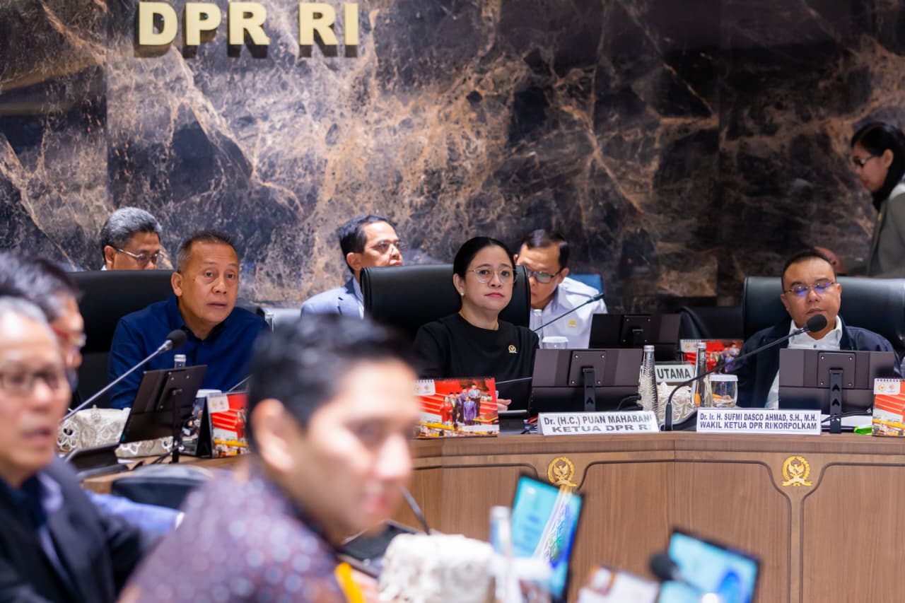 Kumpulkan Pimpinan Fraksi, Puan: Aspirasi Masyarakat Jadi Masukan Yang Membangun Ketua DPR RI Puan Maharani, Wakil Ketua DPR yakni Sufmi Dasco Ahmad, dan Cucun Ahmad Syamsurijal dan Saan Mustopa memimpin pertemuan antara pimpinan fraksi di DPR. (BeritaNasional/Elvis Sendouw/HO DPR)