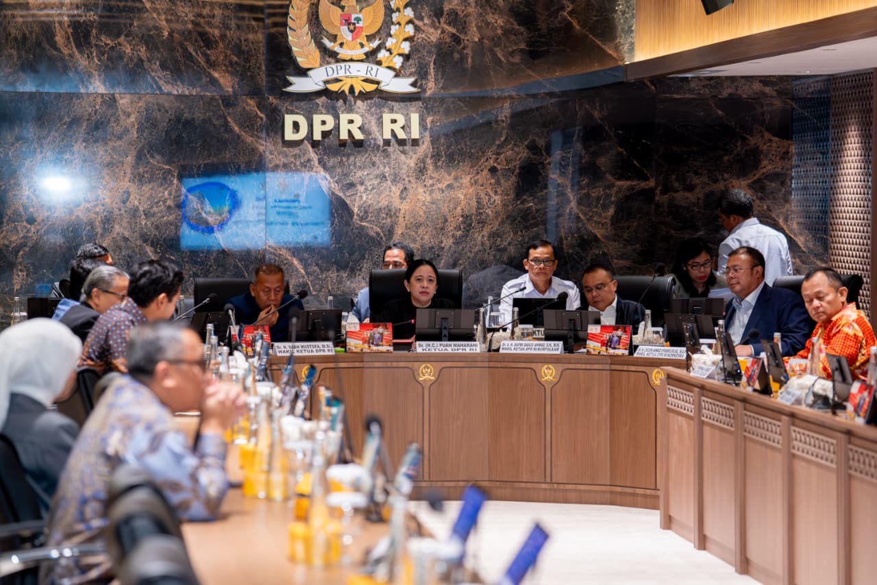 Kumpulkan Pimpinan Fraksi, Puan: Aspirasi Masyarakat Jadi Masukan Yang Membangun Ketua DPR RI Puan Maharani, Wakil Ketua DPR yakni Sufmi Dasco Ahmad, dan Cucun Ahmad Syamsurijal dan Saan Mustopa memimpin pertemuan antara pimpinan fraksi di DPR. (BeritaNasional/Elvis Sendouw/HO DPR)