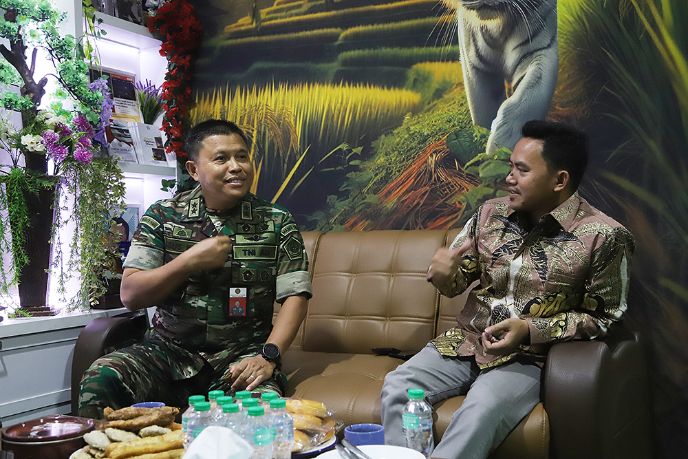 Dosen tetap Universitas Pertahanan Negara (Unhan RI) Mayor Jendral Agus Winarna berkunjung ke kantor BeritaNasional. (BeritaNasional/Elvis Sendouw)