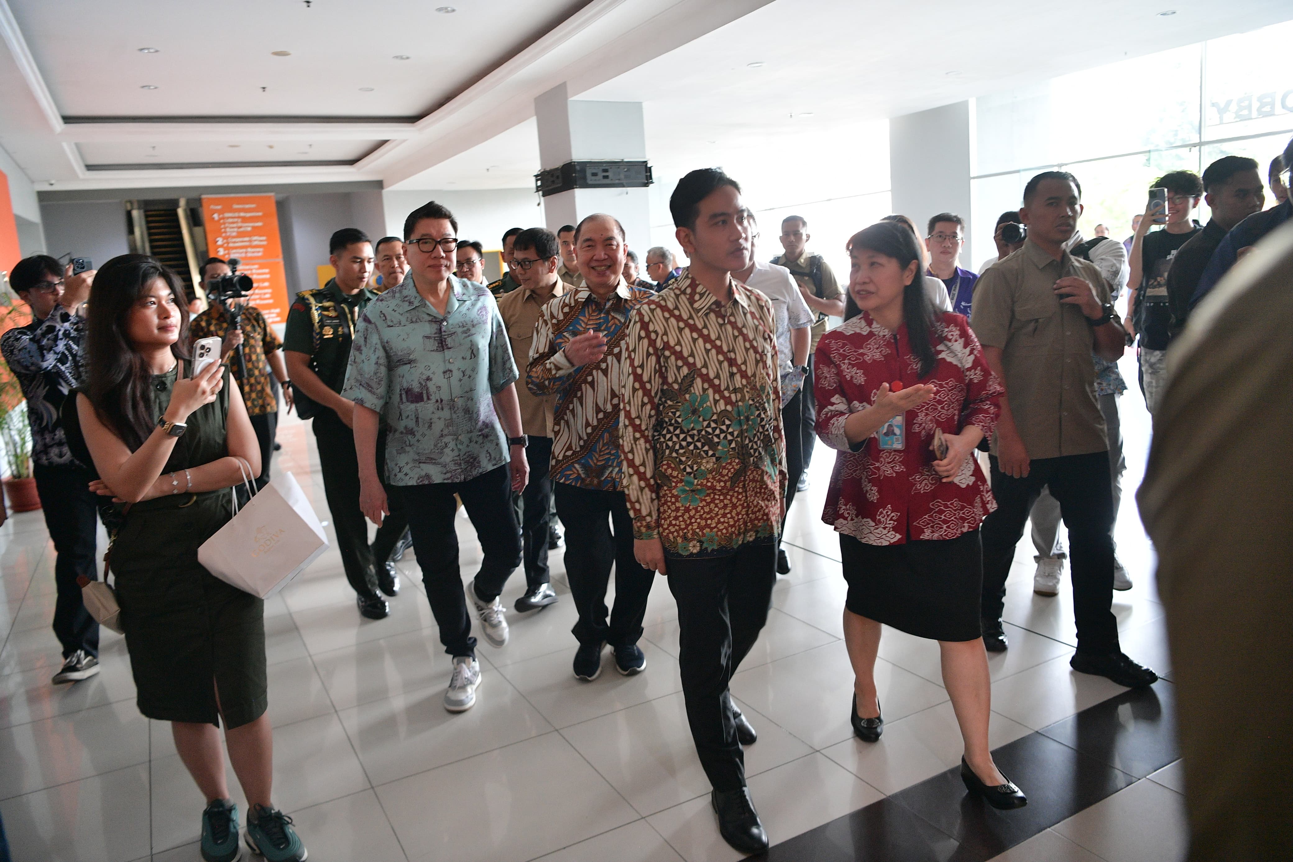 Kunjungi BINUS University, Wapres Ajak Generasi Muda Kuasai Teknologi AI Wakil Presiden Gibran Rakabuming menghadiri Studium Generale bertajuk Creative Job Opportunity with AI di Auditorium Kampus Anggrek, BINUS University. (BeritaNasional/Elvis Sendouw/HO Setwapres)