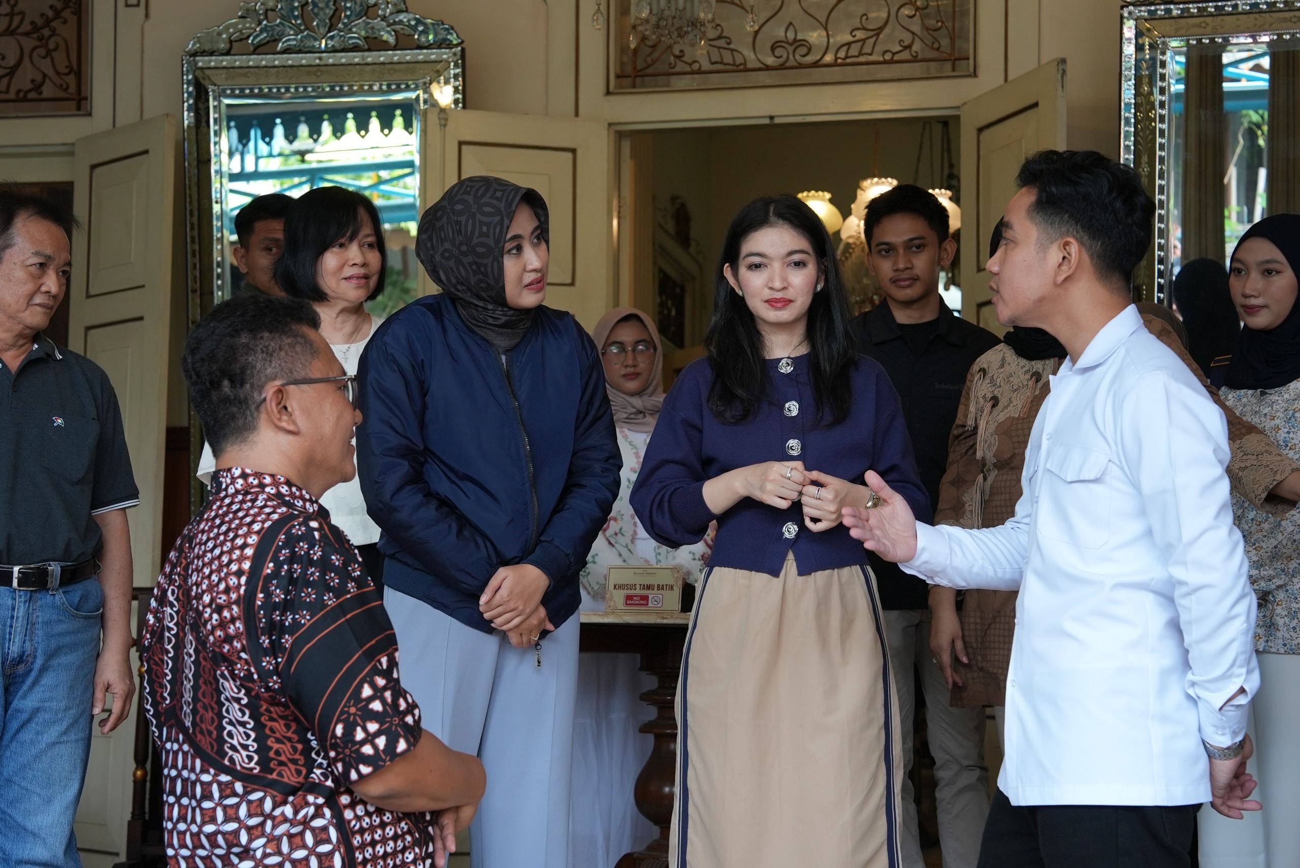 Wakil Presiden Gibran kunjungi Kampung Batik Kauman. (BeritaNasional/Elvis Sendouw/HO Setwapres)