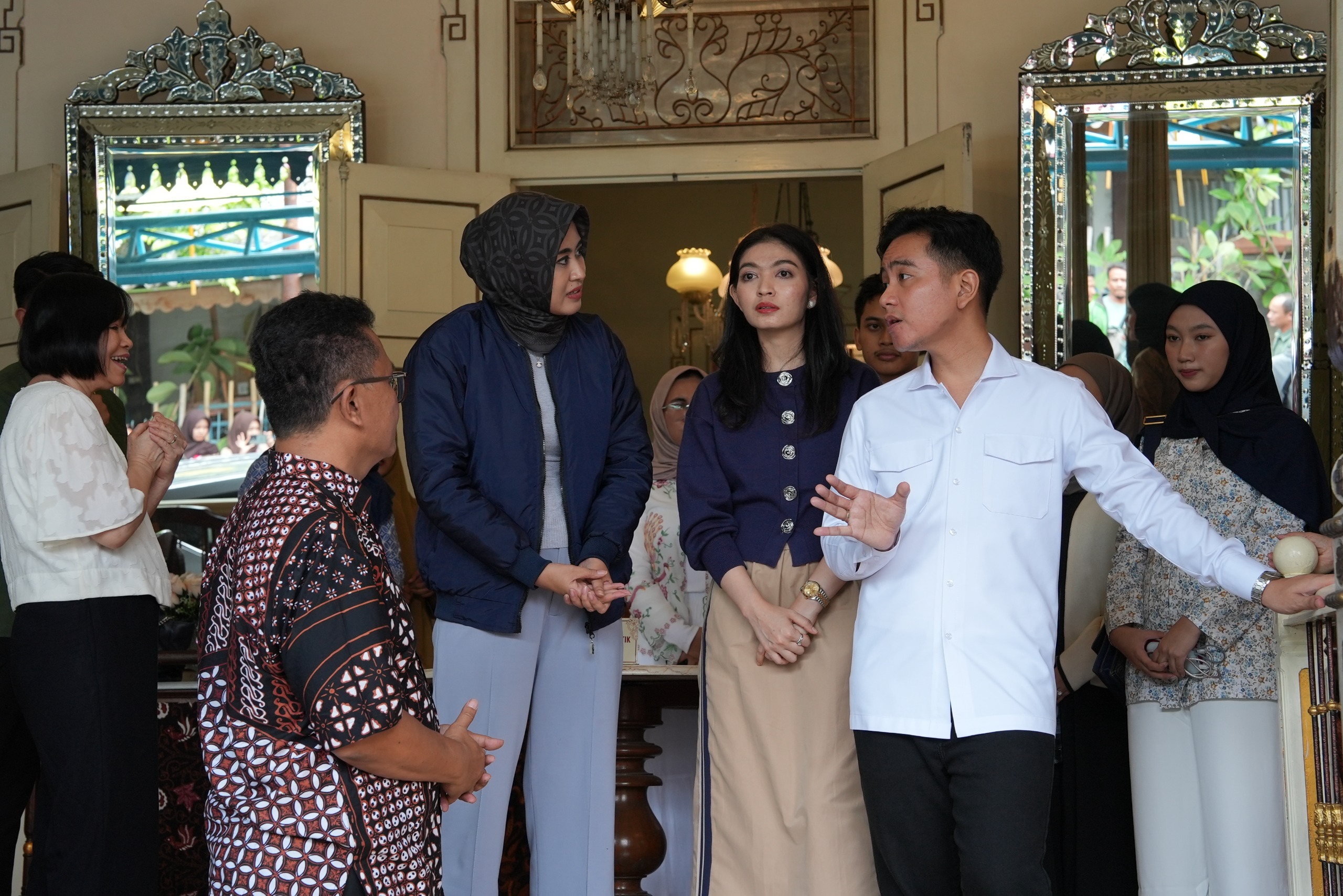 Wakil Presiden Gibran kunjungi Kampung Batik Kauman. (BeritaNasional/Elvis Sendouw/HO Setwapres)