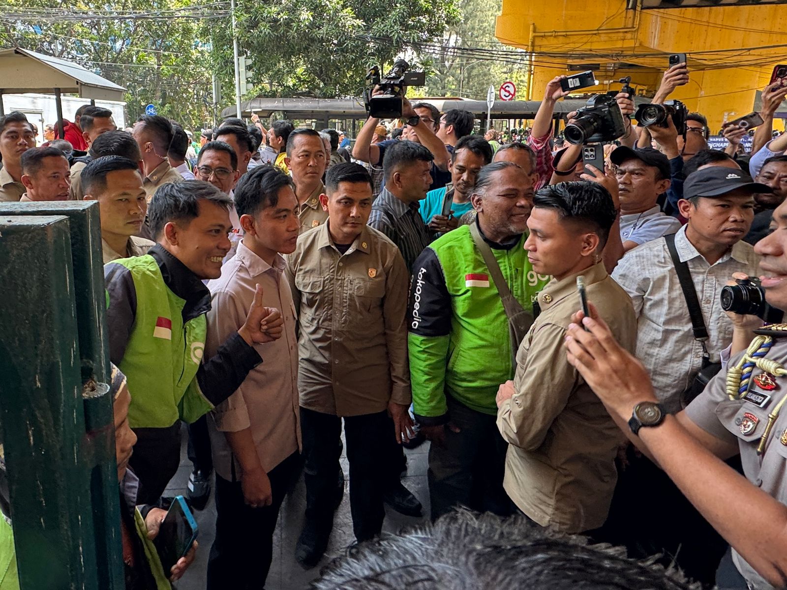 Kunjungi Kawasan Stasiun Gondangdia, Wapres Sapa Warga dan Pengemudi Ojol Wapres Gibran Rakabuming menyapa langsung warga dan pengemudi ojek online (Ojol) di kawasan Stasiun Gondangdia. (BeritaNasional/Elvis Sendouw/HO Setwapres)