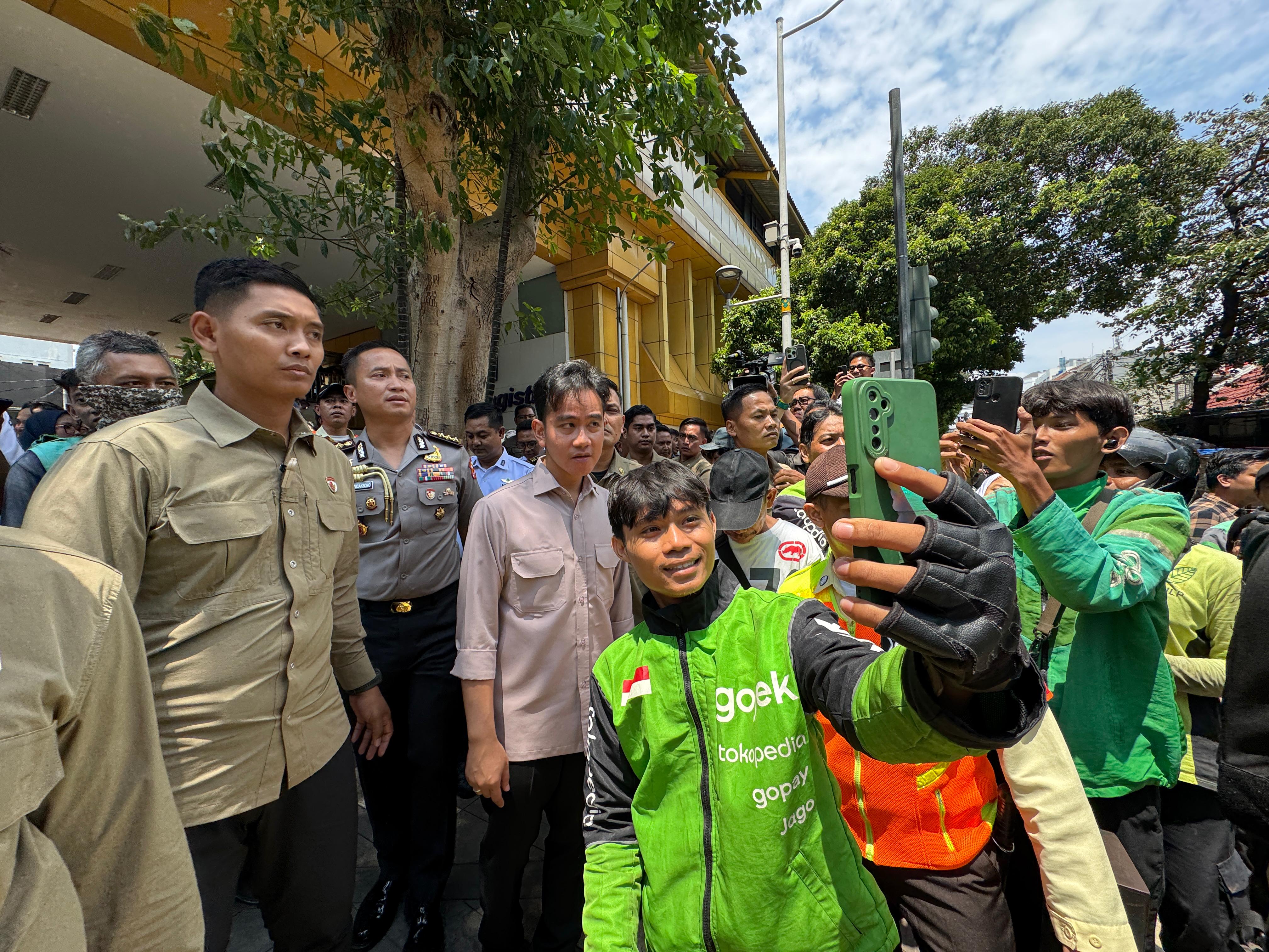 Kunjungi Kawasan Stasiun Gondangdia, Wapres Sapa Warga dan Pengemudi Ojol Wapres Gibran Rakabuming menyapa langsung warga dan pengemudi ojek online (Ojol) di kawasan Stasiun Gondangdia. (BeritaNasional/Elvis Sendouw/HO Setwapres)